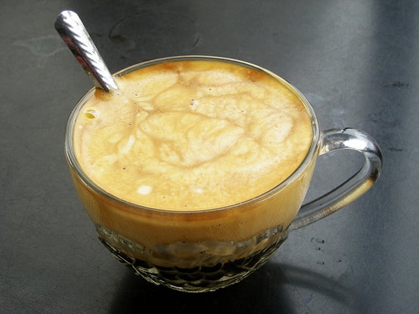 - Cà phê sau khi đã chắt lọc được phần tinh túy nhất, bạn cho cà phê vào cốc chịu nhiệt, đem quay ở lò vi sóng khoảng 1 phút cho cà phê nóng lên. - Đổ từ từ cà phê vào cốc đựng trứng. 